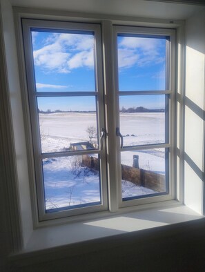 A window with a view of a snowy landscape. - Cosy holiday apartment on Bornholm (Hollændergårde)