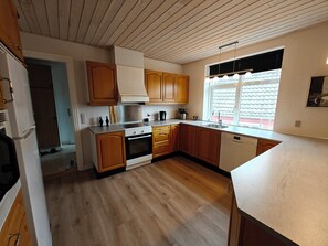 Kahvin-/teenkeitin, jääkaappi, mikroaaltouuni, uuni