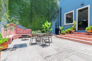 Outdoor dining - Spacious Colonial House - 6 Bedrooms Near the Zócalo in Puebla (Heroica Puebla de Zaragoza)