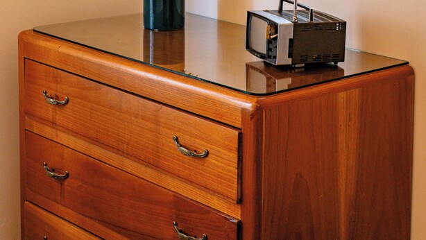 A wooden dresser with a mirror, a small potted plant, and a vintage radio. - Spacious Colonial House - 6 Bedrooms Near the Zócalo in Puebla (Heroica Puebla de Zaragoza)