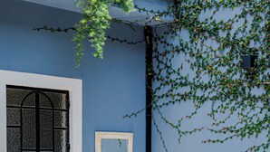A blue exterior wall with a white door, a white pedestal sink, a round basin, and a mirror on the wall. - Spacious Colonial House - 6 Bedrooms Near the Zócalo in Puebla (Heroica Puebla de Zaragoza)