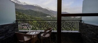 Alivaa Hotel, Mcleodganj With Best Dhauladhar View