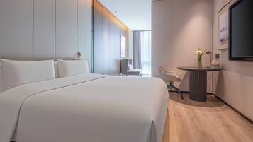 Habitación doble superior, 1 cama doble, baño privado, vistas a la ciudad | Ropa de cama de alta calidad y edredones de plumas