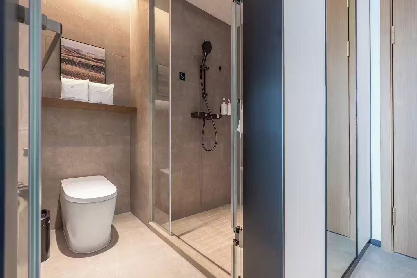 Comfort-Doppelzimmer, 1 Doppelbett, eigenes Bad, Stadtblick | Badezimmer | Dusche, Regendusche, kostenlose Toilettenartikel, Haartrockner