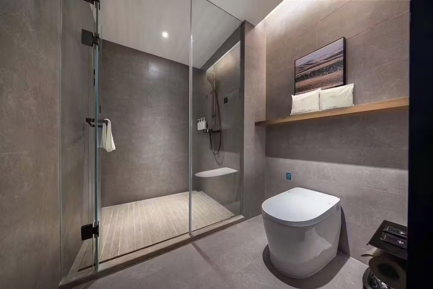 Superior-Doppelzimmer, 1 Doppelbett, eigenes Bad, Stadtblick | Badezimmer | Dusche, kostenlose Toilettenartikel, Haartrockner, Hausschuhe