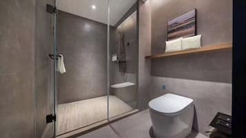 Superior-dobbeltværelse - 1 dobbeltseng - privat badeværelse - byudsigt | Badeværelse | Bruser, gratis toiletartikler, hårtørrer, hjemmesko