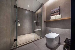 Superior-Doppelzimmer, 1 Doppelbett, eigenes Bad, Stadtblick | Badezimmer | Dusche, kostenlose Toilettenartikel, Haartrockner, Hausschuhe