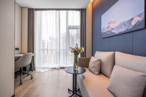 Superior-Doppelzimmer, 1 Doppelbett, eigenes Bad, Stadtblick | Wohnbereich