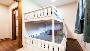 4 bedrooms, desk, free WiFi, bed sheets