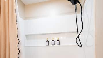 Sèche-cheveux, serviettes fournies, savon, shampoing
