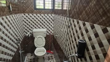Habitación Deluxe doble | Baño | Ducha, bidé, jabón y papel higiénico