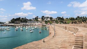 A harbor with boats, a stone quay, and buildings on a hillside. - Lovely apartment in binic-étables-sur-mer (Binic-Étables-Sur-Mer)