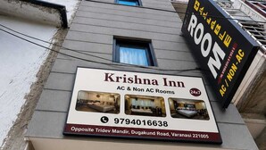 Hotel Krishna Inn, con habitaciones con aire acondicionado y sin aire acondicionado, un número de contacto y su dirección.