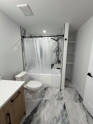 Whirlpool, Handtücher, Seife, Toilettenpapier