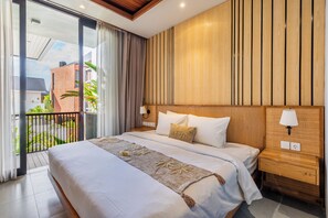 Ein Hotelzimmer mit einem großen Bett, einer Wand aus Holzpaneelen, zwei Nachttischlampen und einem Balkon mit Blick auf Gebäude und Grünflächen.