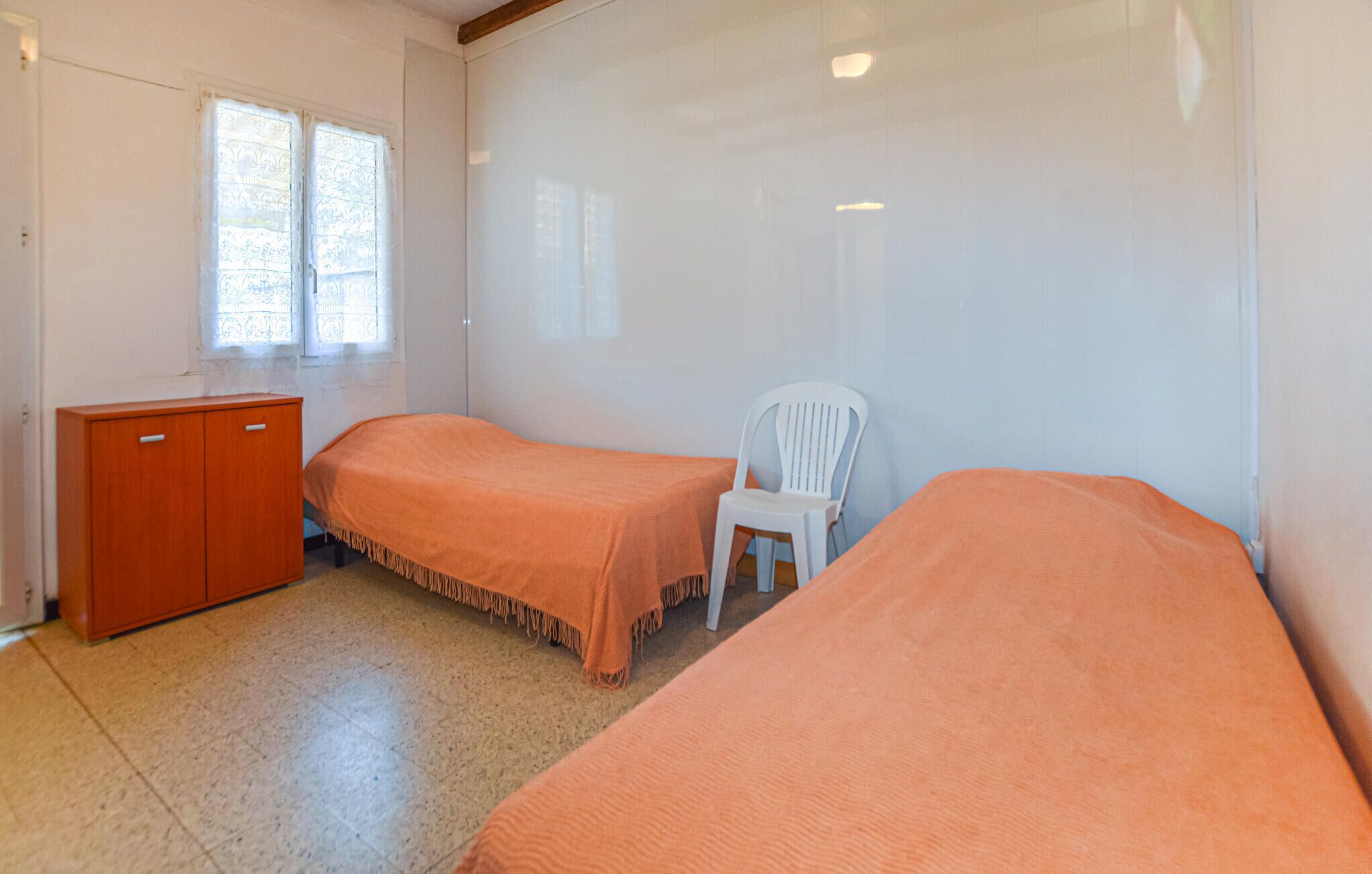 1 bedroom, travel cot