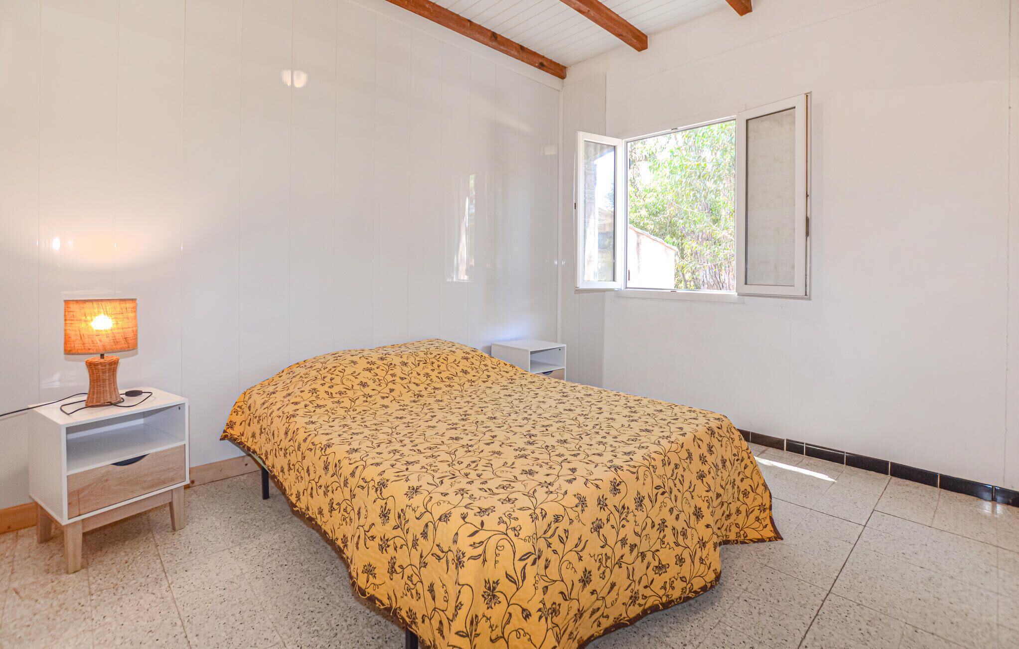 1 bedroom, travel cot