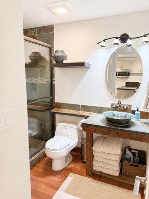 Secadora de cabello, toallas, jabón, papel de baño 