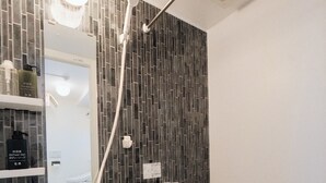Un bagno moderno con vasca, zona doccia e specchio.