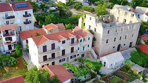 Zona residencial con edificios de varios pisos, algunos con balcones, y una combinación de superficies pavimentadas y sin pavimentar.