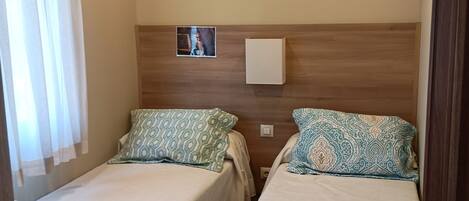 3 habitaciones, tabla de planchar con plancha y ropa de cama