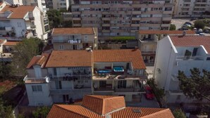 A residential area with multiple buildings, some with balconies and satellite dishes. - Apartments Ribarevic - Studio With Balcony (Makarska)