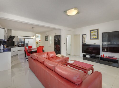 Villa Blanka - Six Bedroom Villa With Swimming Pool and Sea View