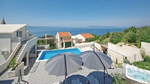 A rooftop pool area with a clear view of the sea, a swimming pool, and a hot tub. - Villa Blanka - Six Bedroom Villa With Swimming Pool and Sea View (Podgora)