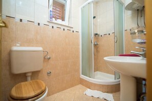A bathroom with a toilet, a shower, and a sink. - Apartments Longo - Standard One Bedroom Apartment With Terrace, A3 - (Supetar)
