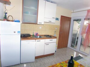 Tủ lạnh, bếp nấu, ấm điện, lò nướng bánh mì 