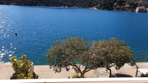 A view of a calm lake with boats, surrounded by hills and trees. - Villa Malfi-studio Apartment With Balcony and Sea View (Dubrovnik)