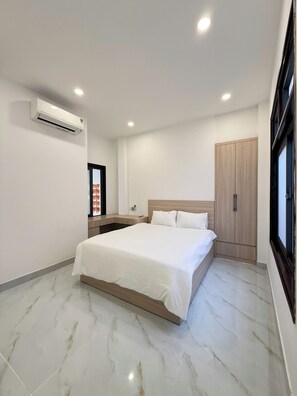Desk, laptop workspace, iron/ironing board, WiFi (free) - LINH KHANG 2 APARTMENT DA NANG (Da Nang)