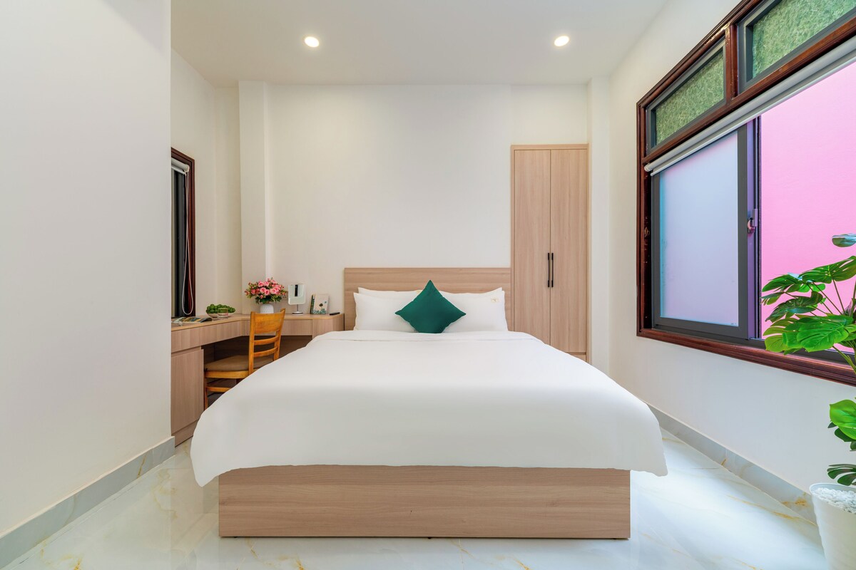 Luxury Apartment, 1 Bedroom | Ruang tamu | 50 inci televisyen skrin rata dengan kabel 