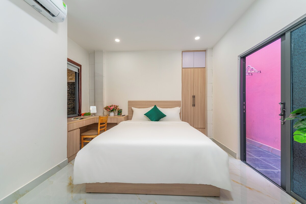 Deluxe Apartment, 1 Bedroom, Garden View, Courtyard Area | Peralatan tempat tidur premium, tilam berlapik, bar mini, meja 