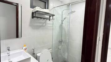 Deluxe Apartment | Bathroom | Shower, shampoo, toilet paper