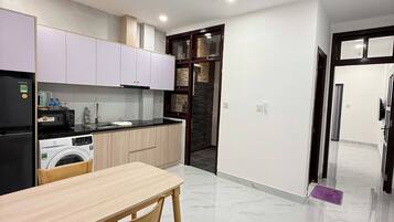 Deluxe Apartment | Private kitchen | Fridge, microwave, stovetop