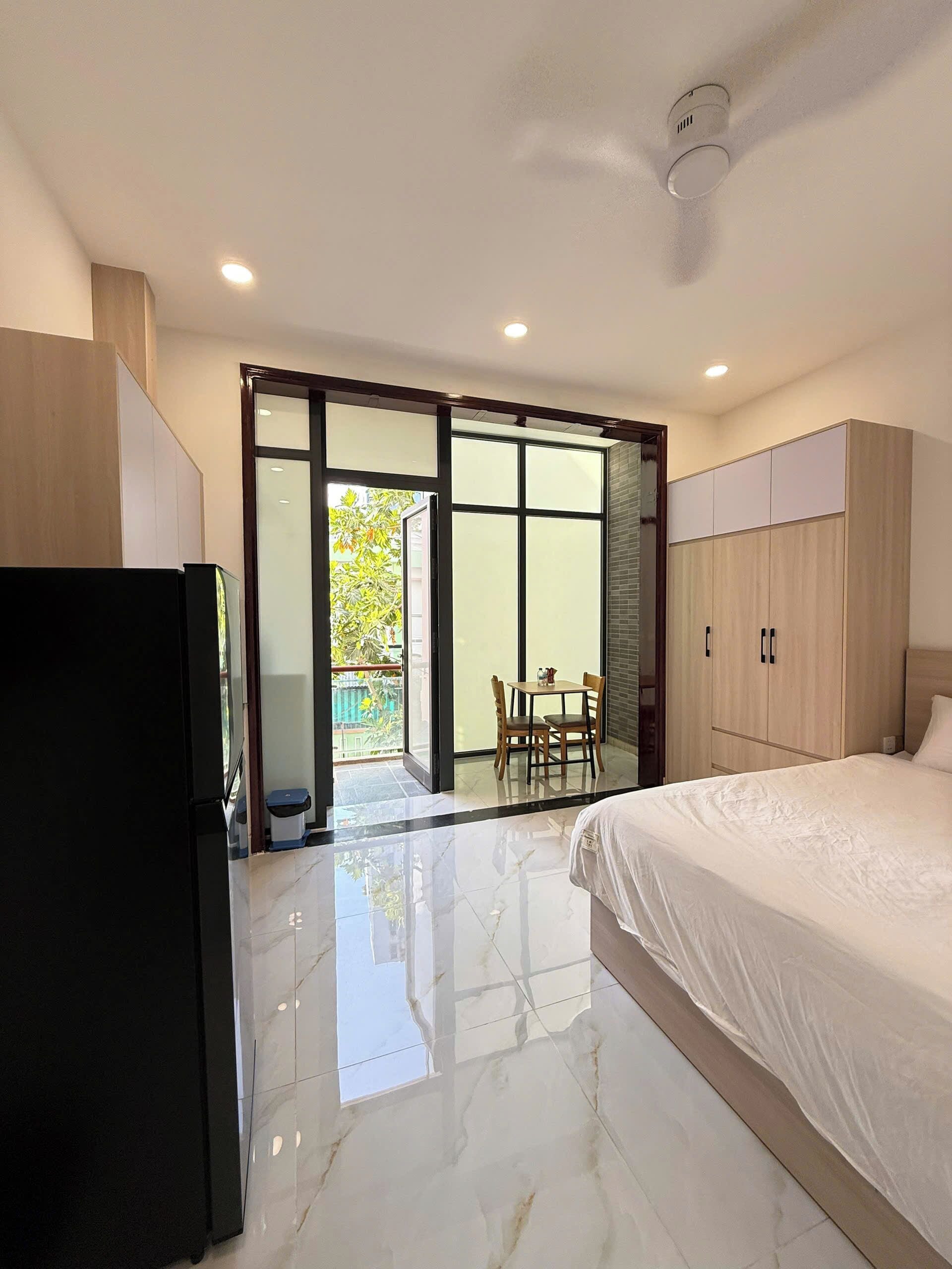 Basic Studio | Desk, laptop workspace, iron/ironing board, free WiFi