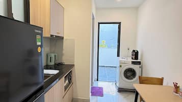 Deluxe Studio | Private kitchen | Fridge, microwave, stovetop