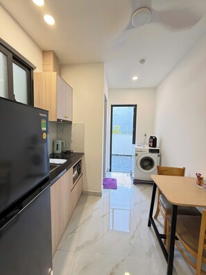 Refrigerador, microondas, placa de cocina