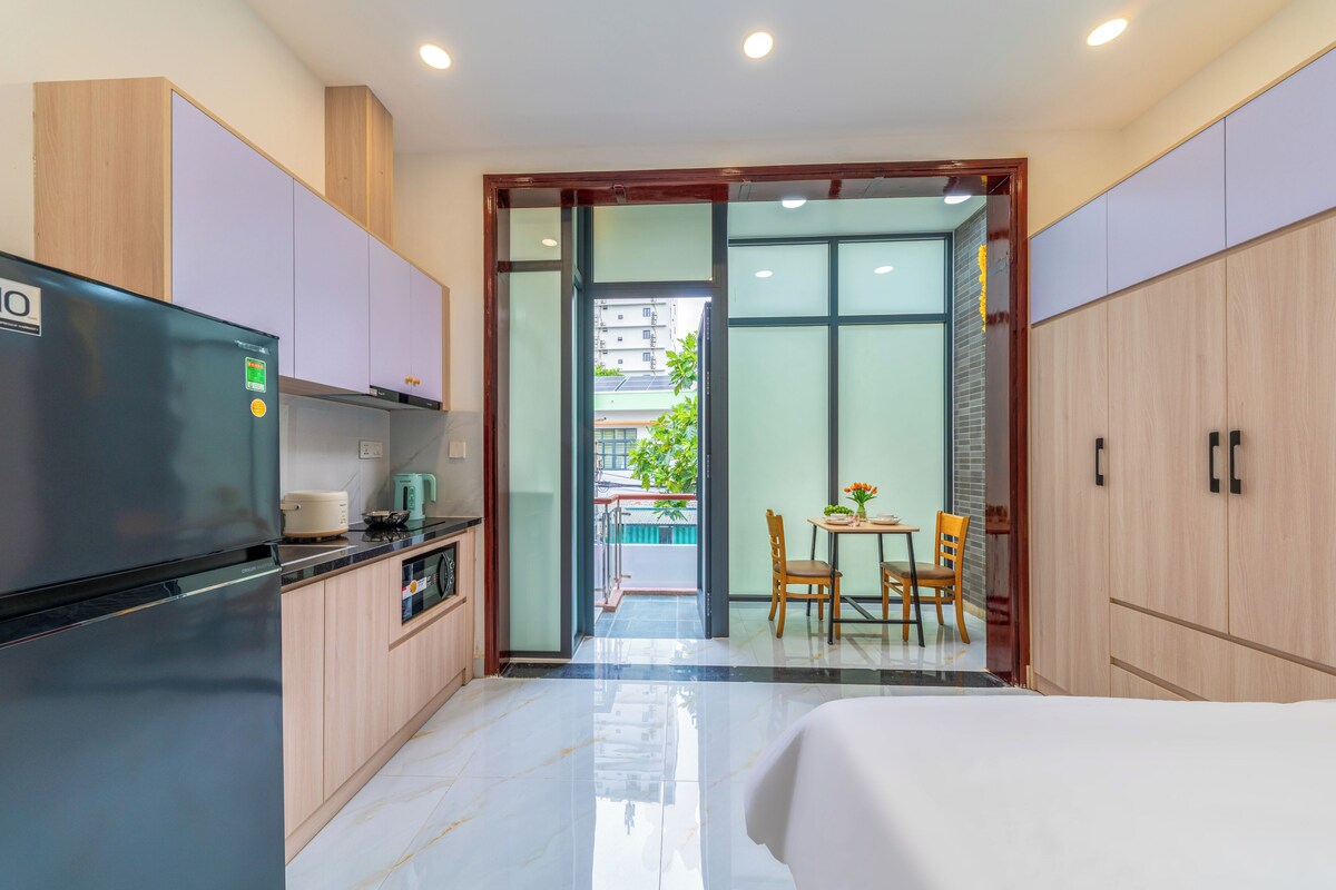 Studio, Balcony, City View | Ruang tamu | 50 inci televisyen skrin rata dengan kabel 