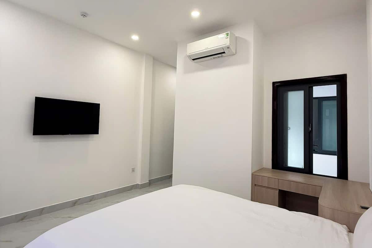 Luxury Apartment, Ground Floor | Premium bedding, pillowtop beds, minibar, desk