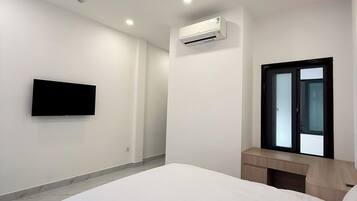 Apartment, Balcony | Desk, laptop workspace, iron/ironing board, WiFi (free)