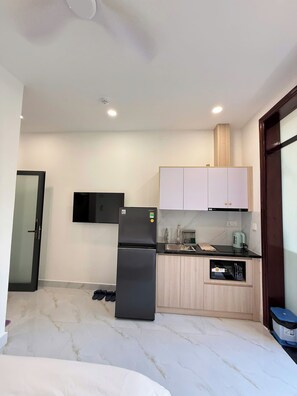 Refrigerador, microondas, placa de cocina