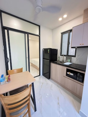 Premier Apartment, Balcony, City View | Private kitchen | Fridge, microwave, stovetop, electric kettle - LINH KHANG 2 APARTMENT DA NANG (Da Nang)