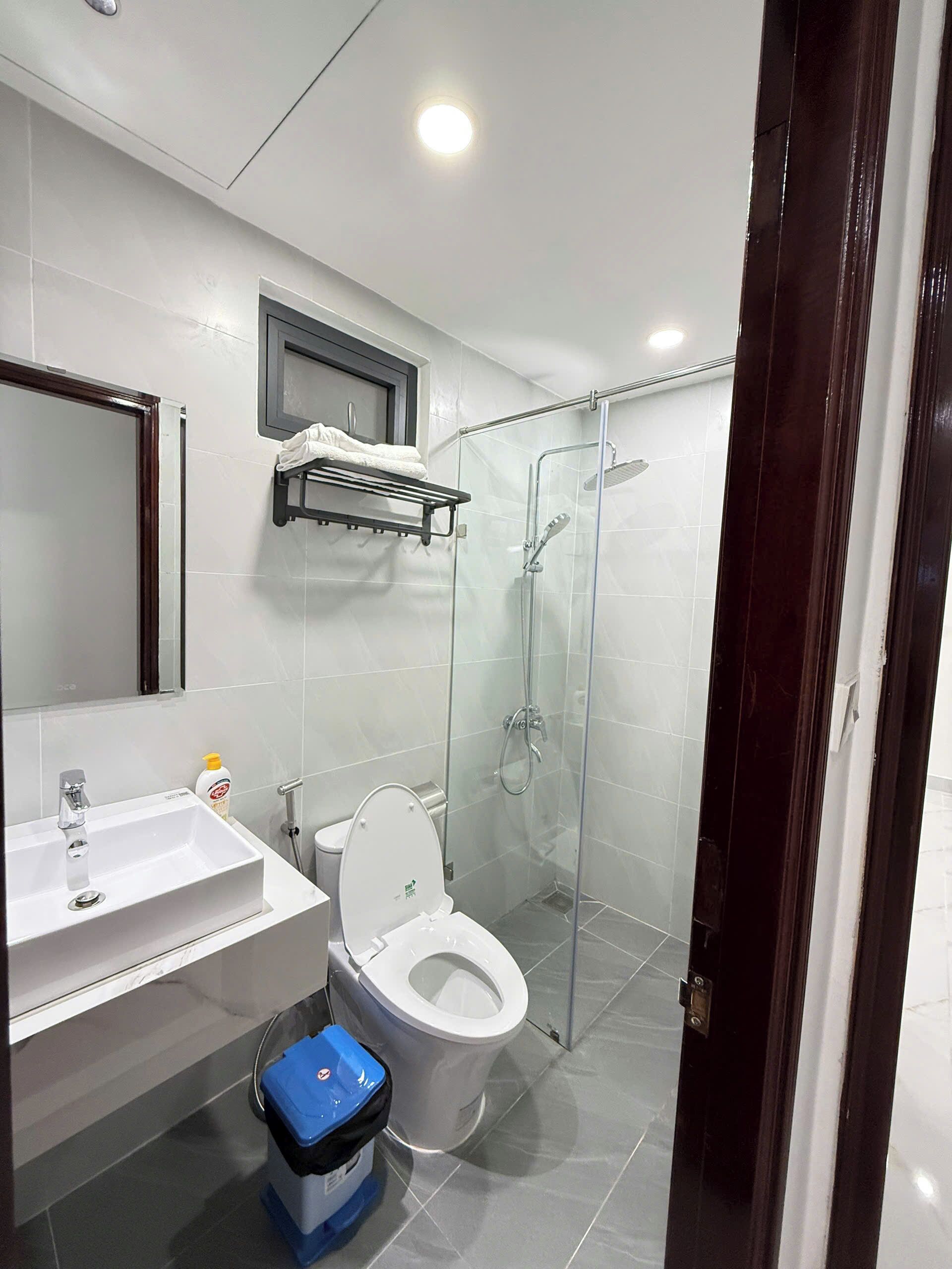 Shower, rainfall showerhead, free toiletries, hair dryer