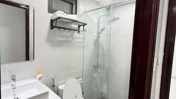 Shower, rainfall showerhead, free toiletries, hair dryer