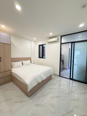 Desk, laptop workspace, iron/ironing board, WiFi (free) - LINH KHANG 2 APARTMENT DA NANG (Da Nang)
