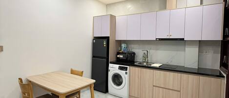 Frigorífico, microondas, placa de cocina y hervidor eléctrico