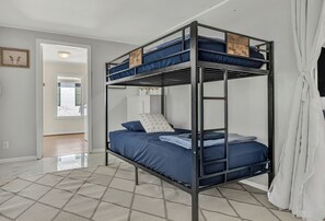 2 bedrooms, iron/ironing board, internet, bed sheets
