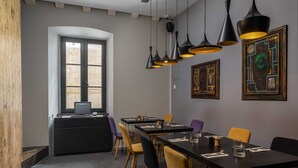 A conference room with a long table, chairs, and pendant lighting. - Rooms Lejletul - Double Room (Dubrovnik)